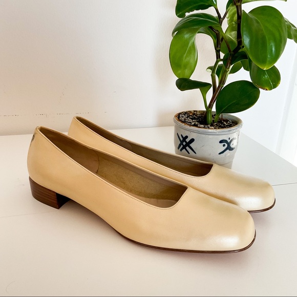 Salvatore Ferragamo Shoes - Creamy Leather SALVATORE FERRAGAMO Heeled Shoes